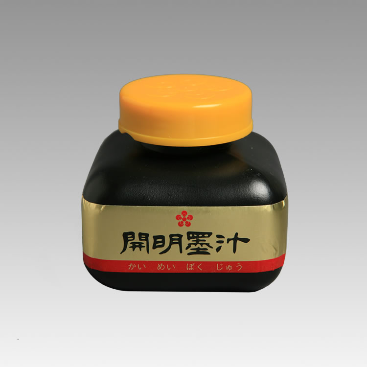 BO1002/開明墨汁/49214680/120ml/440円/開明が誇る一般用墨汁の代表的な商品です。伸びがよく、適度な光沢のある墨色は、良質な固形墨を高濃度に磨りおろした液墨に匹敵します。耐水性に優れ、あらゆる用途に幅広くご使用いただけます。