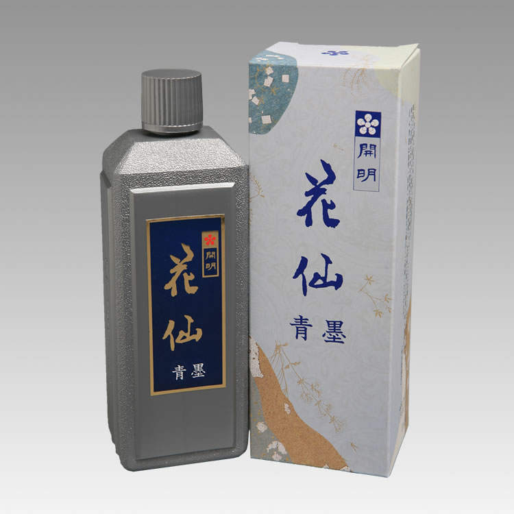 SU2110/花仙　青墨/4901452021109/400ml/6,050円/最高級古墨調液墨の逸品です。古墨特有の深遠なる墨色と立体感が得られると、各方面から高い評価を受けている液墨。にじみが美しく、筆運びもなめらかで、淡墨でのご使用をお薦めします。固型墨と併用すると独特な墨色を表現でき、作品制作用として様々な工夫ができる画期的な液墨です。花仙シリーズとして、青墨と茶墨も揃えています。